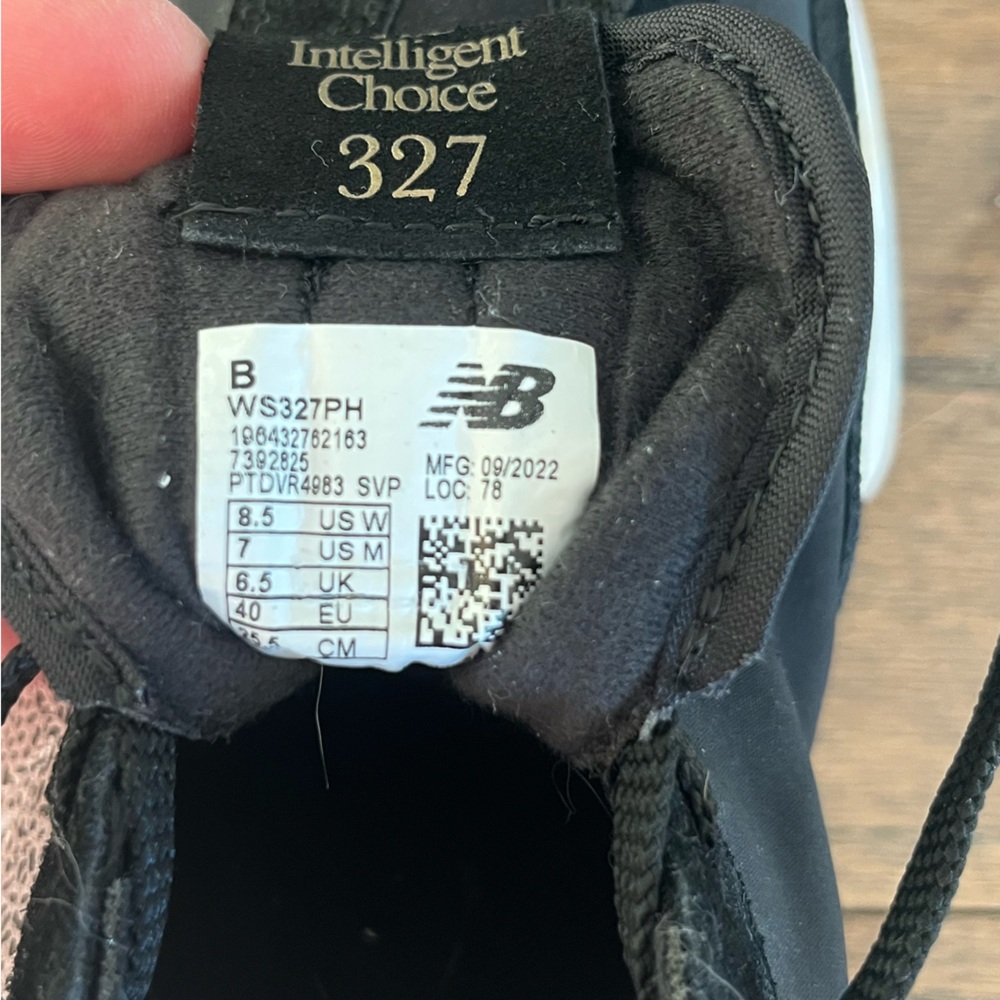 Women's New Balance 327 Sneakers - Picture 9 of 10